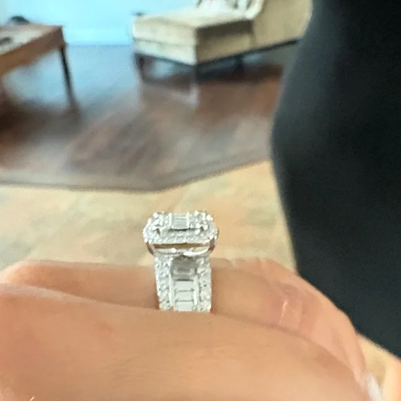 Gorgeous moissanite ring - Picture 3 of 6